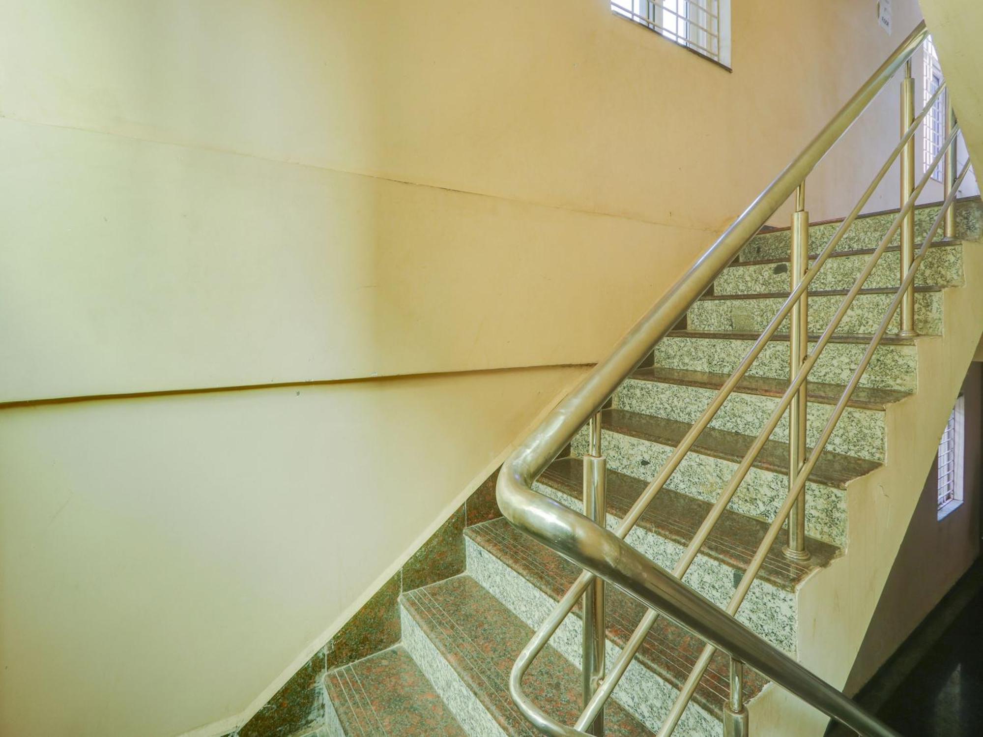 Super Townhouse Qualia Prime Hotel Near Nexus Mall Hyderabad Eksteriør billede